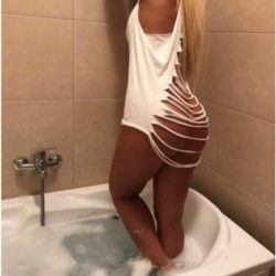 Kuşadası evi olan escort Deniz